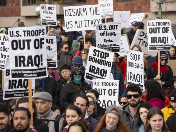 Penunjuk perasaan anti perang berhimpun di Seattle, Washington semalam bagi membantah prospek perang dengan Iran. - Foto: AFP