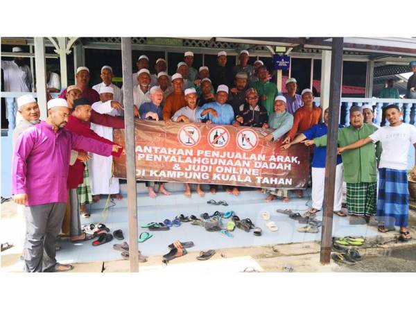 Penduduk Kampung Kuala Tahan mengadakan bantahan aman terhadap penjualan arak, penyalahgunaan dadah dan judi internet selepas solat Jumaat di masjid kampung berkenaan, Jumaat lalu.