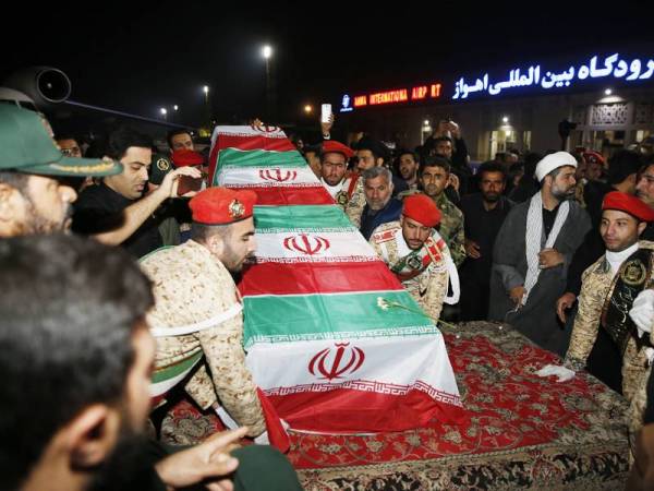 Anggota tentera mengusung keranda membawa jenazah Mejar Jeneral Qasem Soleimani di Lapangan Terbang Antarabangsa Ahvaz di Teheran hari ini. - Foto AFP