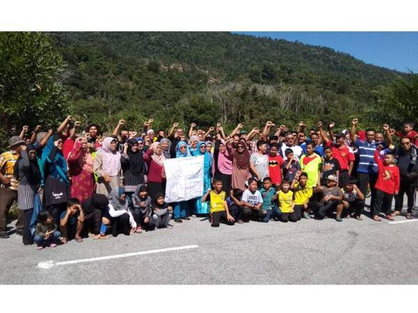 Sebahagian penduduk Taman Chepor Sentosa berkumpul bagi membantah peneroka hutan Kledang Saiong yang dibimbangi memberi kesan buruk kepada mereka.