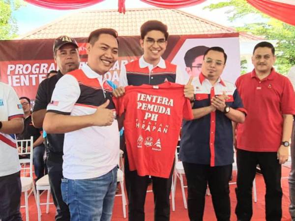 Syed Saddiq (tiga dari kanan) ketika pelancaran Jentera Pemuda PH bagi PRK Parlimen Kimanis di sini hari ini.