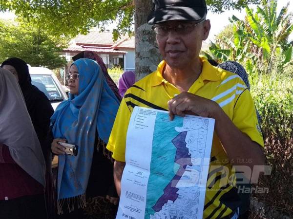 Meor Razak menunjukkan kawasan Hutan Simpan Kledang Saiong yang sudah dinyahwartakan untuk dibangunkan sebagai kawasan pertanian berhampiran Taman Chepor Sentosa di sini.