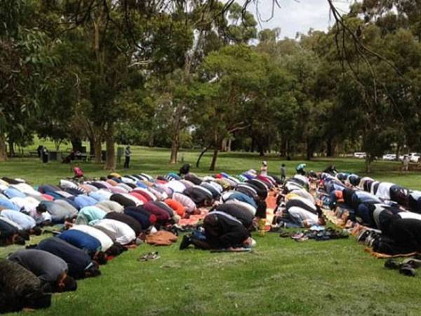 Kira-kira 50 lelaki, wanita dan kanak-kanak menunaikan solat sunat Istisqa di Adelaide, Australia hari ini.