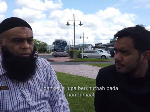 Tangkapan layar video yang memaparkan Mohammed Kalam (kiri) berkongsi kisah serangan di masjid Christchurch yang telah mengorbankan 50 umat Islam.