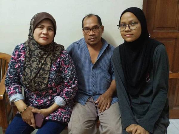 Nurhawanis (kanan) bersama ibu bapanya meminta pertolongan badan kebajikan One Hope bagi mengumpul dana perubatannya.