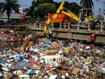 VIDEO]Lori selamba buang sampah dalam Sungai Klang