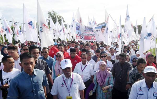 Mohd Shafie (tiga dari kiri) ketika mengiringi calon Parti Warisan, Datuk Karim Bujang ke Pusat Penamaan Calon di Dewan Datuk Seri Panglima Haji Mohd Dun Banir Beaufort Sabtu lalu. - Foto Bernama