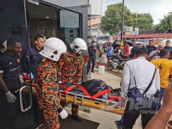 Mayat lelaki yang beratnya lebih 100kg dibawa turun oleh anggota bomba dari tingkat empat sebuah hotel Jalan Tok Lam, di sini hari ini.