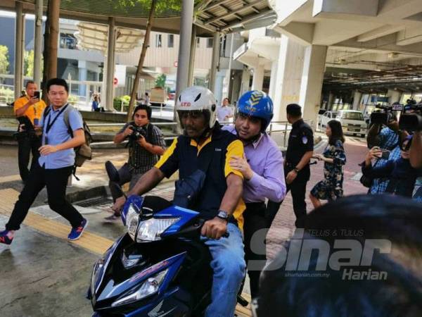 Anthony tiba di LRT Pasar Seni selepas menggunakan sendiri perkhidmatan teksi motosikal.