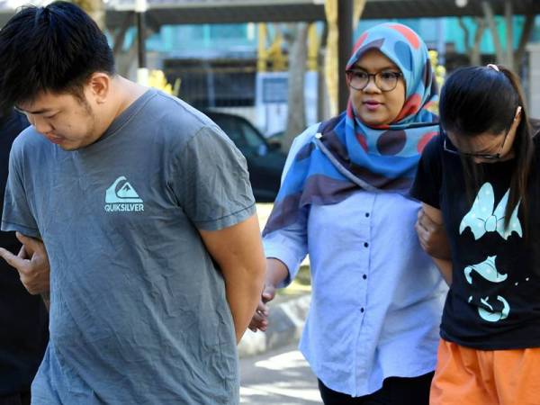 Dua rakan Wong Jiin Hurng (kiri) dan Chong Wai Kuen (kanan) didakwa di Mahkamah Majistret hari ini atas pertuduhan menyembunyikan wang berjumlah RM5,000 yang bukan milik mereka, pada Disember lepas. - Foto Bernama