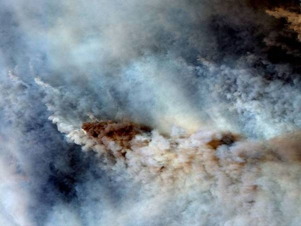 Gambar satelit menunjukkan asap tebal memenuhi ruang udara akibat daripada kebakaran dahsyat di Australia.