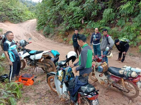 Sekumpulan guru SK Balar, berhenti rehat seketika selepas menempuh perjalanan panjang untuk tiba di sekolah.