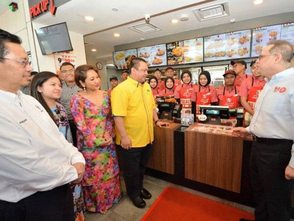 Tuanku Syed Faizuddin Putra Jamalullail dan Tuanku Lailatul Shahreen Akashah Khalil beramah mesra bersama pekerja KFC.