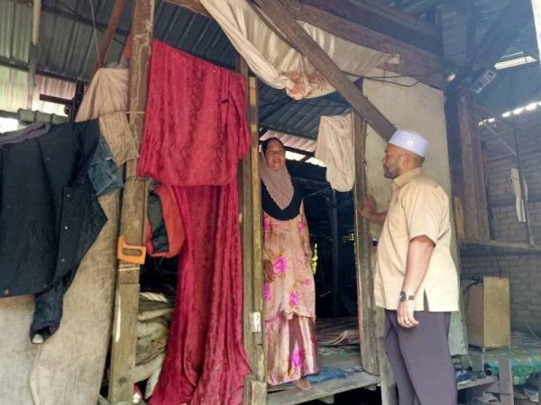 Mohd Tarmizi sewaktu melawat rumah daif Rohayati di Permatang Badak semalam.