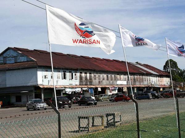 Pekan Lama Membakut mula dihiasi dengan bendera calon-calon yang bertanding. - Foto Bernama