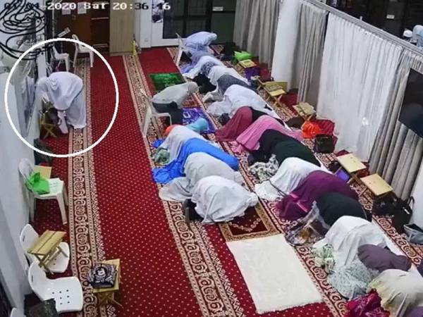 Rakaman CCTV yang dimuat naik menerusi laman Facebook Masjid Ibn Abbas menunjukkan suspek lelaki bertelekung sedang menggeledah beg jemaah masjid berkenaan.