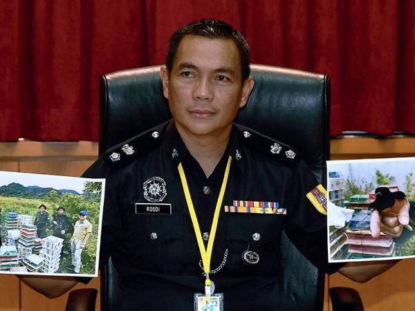 Rosdi menunjukkan beberapa keping gambar dalam sidang media di Ibu Pejabat PGA hari ini ekoran kejayaan PGA Kuching menggagalkan cubaan menyeludup keluar sejumlah 1,060 ekor burung pelimang’ dan murai batu bernilai RM855,000 ke Indonesia. - Foto Bernama