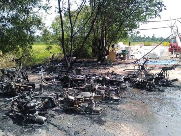 Keadaan 12 motosikal yang hangus 95 peratus dalam kebakaran di Jalan Sungai Jagung, Sungai Petani tengah hari tadi. - Foto JBPM