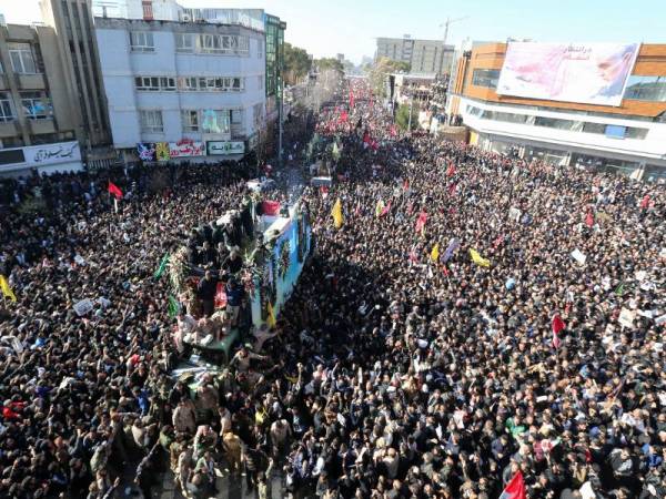 Rakyat Iran mengiringi kenderaan yang membawa jenazah Soleimani di kampung kelahirannya di Kerman hari ini. - Foto AFP