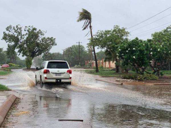 Blake telah membawa hujan lebat dan menyebabkan banjir di bandar Broome. - Foto Agensi