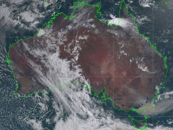 Gambar satelit pada 3 Januari lalu menunjukkan asap tebal dicetuskan kebakaran belukar dahsyat di Australia dikesan di seberang Lautan Pasifik.