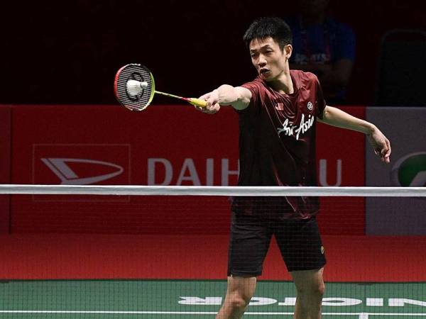 Atlet negara Liew Daren ketika beraksi menentang Zhao Jun Peng dari China pada pusingan pertama perseorangan lelaki Kejohanan Badminton Perodua Malaysia Master 2020 di Axiata Arena Bukit Jalil hari ini. -Foto Bernama