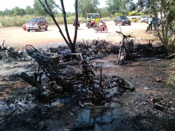 Sebanyak 12 motosikal hangus dalam kebakaran dekat depoh simpanan lori syarikat pembersihan di Jalan Sungai Jagung Lencongan Barat Sungai Petani hari ini.