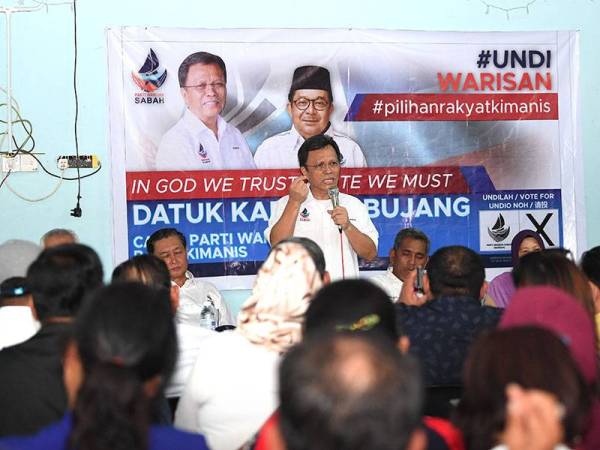 Mohd Shafie berucap ketika berkempen bagi Pilihan Raya Kecil Parlimen Kimanis di Pusat Daerah Mengundi Bahagian Mawao, Membakut hari ini. -Foto Bernama