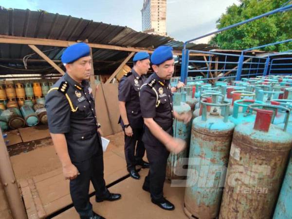 Serbuan dijalankan sepasukan penguatkuasa KPDNHEP bersama tujuh anggota dan pegawai di sebuah kilang papan di Klang, Selangor.