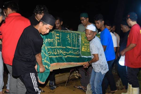 Jenazah Mohammad Farhan Fudhail Mohd Farid, 16, yang meninggal dunia selepas terlanggar tiang ketika bermain papan selaju di Townsville, Queensland, Australia, hujung bulan lalu, selamat dikebumikan di Tanah Perkuburan Hutan Setali di sini, kira-kira jam 12.50 pagi tadi.