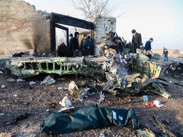 Serpihan bangkai pesawat yang musnah dalam nahas itu selepas ia terhempas berhampiran Lapangan Terbang Antarabangsa Imam Khomeini di Teheran awal pagi tadi. - Foto AFP