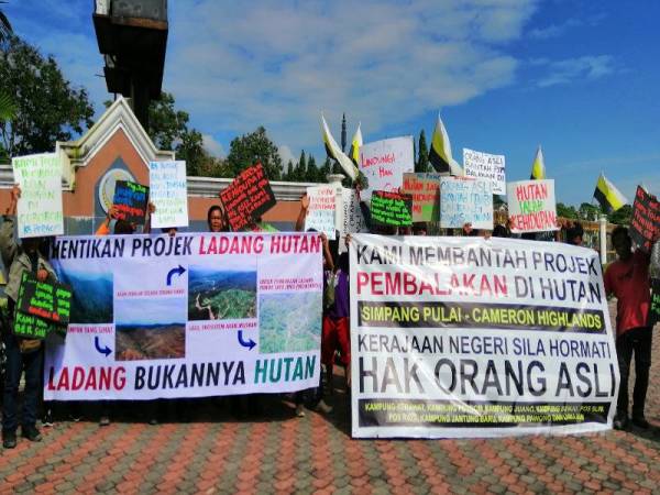 Bantahan terhadap pelaksanaan pembangunan ladang hutan dalam kawasan Hutan Simpanan Kekal yang dibuat masyarakat orang asli di hadapan Bangunan Perak Darul Ridzuan di sini hari ini.