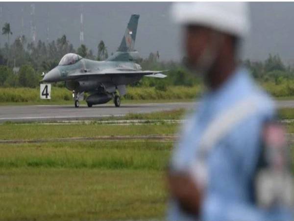 Jet pejuang F-16 tiba di pangkalan tentera Raden Sadjad di kepulauan Natuna. - Foto: Agensi