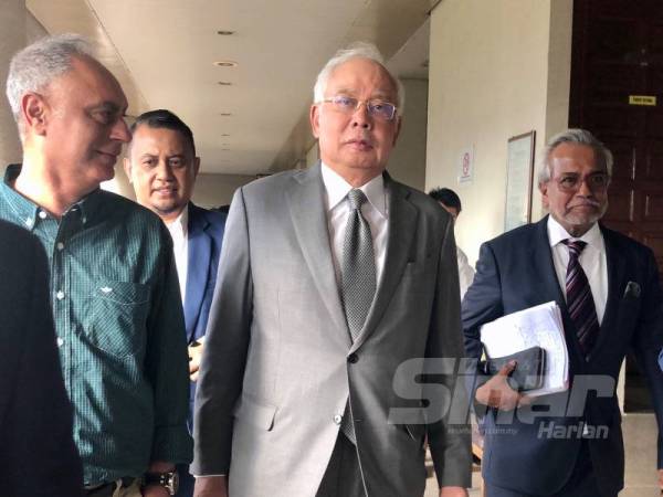 Najib ketika hadir di Mahkamah Tinggi di sini hari ini.