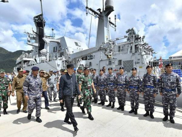 Jokowi (hadapan) mengunjungi pangkalan tentera di kepulauan Natuna yang bersempadan dengan Laut China Selatan hari ini. - Foto AFP