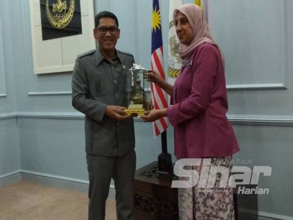 Ahmad Faizal menyampaikan cenderahati kepada Latheefa yang mengadakan kunjungan hormat di Pejabat Menteri Besar Perak di sini hari ini.