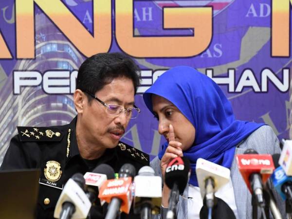 Ketua Pesuruhjaya SPRM Latheefa Koya (kanan) berbincang bersama Datuk Seri Azam Baki ketika sidang media berhubung pembocoran rahsia kerajaan dan konspirasi jenayah di peringkat tertinggi di Ibu Pejabat SPRM semalam. - Foto Bernama