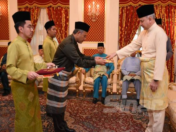 Pengerusi Jawatankuasa Syariah Bank Pembangunan Malaysia Berhad, Profesor Madya Dr Aznan Hasan menyerahkan zakat perniagaan kepada Sultan Nazrin di Istana Perak, Changkat Persekutuan di sini hari ini.