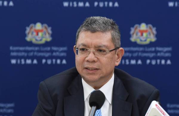 Saifuddin bercakap pada sidang media selepas Majlis Menandatangani Memorandum Persefahaman Kerjasama antara Kementerian Luar Negeri dan Universiti Teknologi MARA (UiTM) di Wisma Putra hari ini. - Foto: Bernama