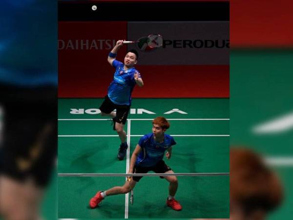 Aaron Chia (belakang) dan Wooi Yik ketika aksi menentang Marcus Fernaldi Gideon-Kevin Sanjaya Sukamuljo dari Indonesia di Axiata Arena Kuala Lumpur Sports City Bukit Jalil hari ini. - Foto Bernama