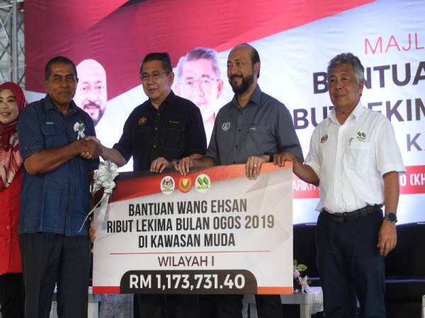 Menteri Pertanian dan Industri Asas Tani Datuk Seri Salahuddin Ayub menyampaikan replika cek berjumlah RM1,173,731.40 kepada wakil Wilayah 1 pada Majlis Bantuan Tabung Bencana Tanaman Padi Akibat Taufan Lekima Kepada Peladang di Kawasan MADA yang diadakan di PPK MADA Kodiang hari ini. - Foto Bernama