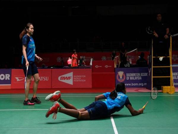 Aksi Thinaah (kanan) dan Pearly ketika perlawanan menentang Greysia Polii-Apriyani Rahayu pada Kejohanan Masters Malaysia 2020 di Axiata Arena, Bukit Jalil, hari ini. - Foto Bernama