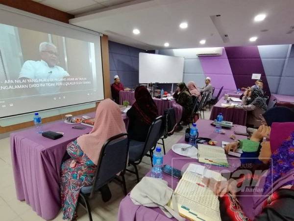 Hadirin mendengar pesanan daripada Hussamuddin melalui tayangan video sempena Program RICH bertajuk Kenapa Rezeki Tak Murah? di Bangunan Sinar Harian di Shah Alam semalam.