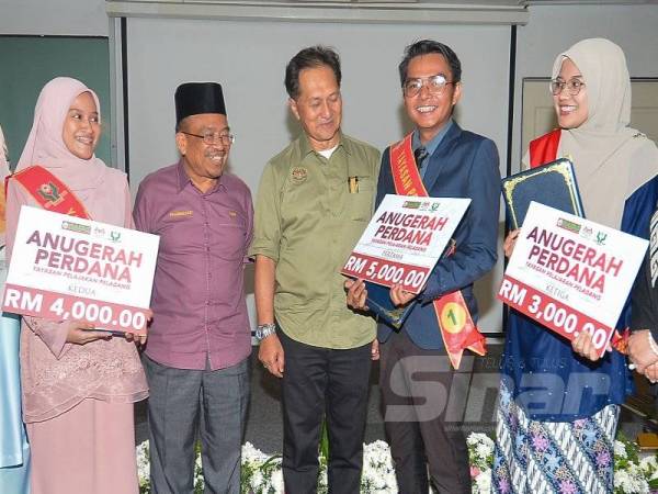 Zainal Azman (tengah) dan Phahrolrazi (dua dari kiri) bersama penerima utama Anugerah Perdana YPP bagi tahun 2019 iaitu Muhammad Faez (dua dari kanan), Nur Hidayah (kanan) dan Wan Nuraini di Petaling Jaya semalam. - Foto Sinar Harian SHARIFUDIN ABDUL RAHIM