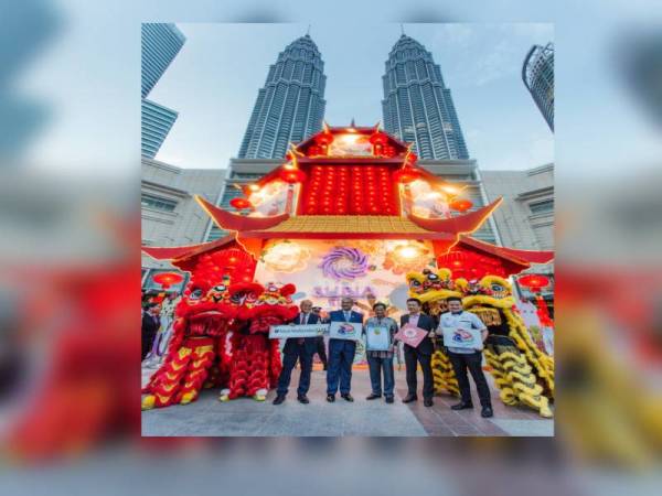 Dari kiri, Ben, Musa, Hashim, Francis Tan dan Jwan Heah berdiri di hadapan replika pagoda tertinggi di Malaysia yang mendapat pengiktirafan MBOR semalam.