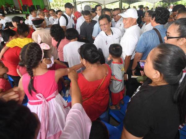 Mohd Shafie (tengah) bersalaman dengan penduduk ketika berkempen bagi Pilihan Raya Kecil (PRK) Parlimen Kimanis di Pusat Daerah Mengundi Simpangan, Ulu Kimanis hari ini. -Foto Bernama