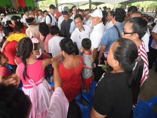 Mohd Shafie (tengah) bersalaman dengan penduduk ketika berkempen bagi Pilihan Raya Kecil (PRK) Parlimen Kimanis di Pusat Daerah Mengundi Simpangan, Ulu Kimanis hari ini. -Foto Bernama