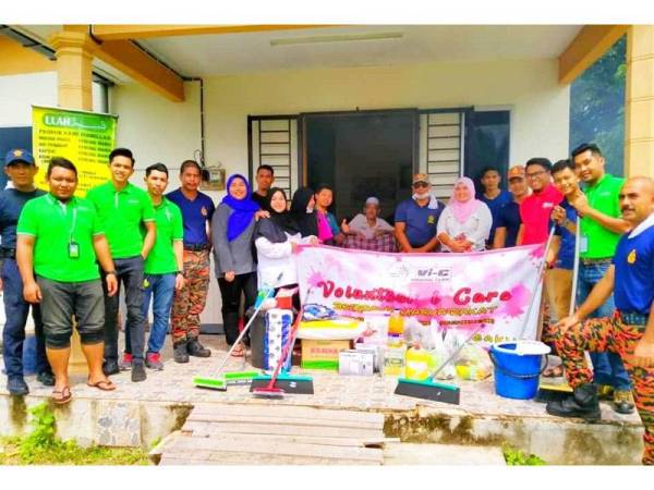 Harun (berkerusi roda) bersama Kelab Sukarelawan Prihatin Kelantan (Volunteer i-Care) serta gabungan agensi kerajaan dan pasaraya Econsave yang bergotong-royong membersihkan kediamannya.