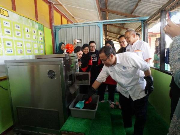 Presiden ANGKASA, Datuk Abdul Fattah menggunakan mesin sisa kompos makanan sewaktu Majlis Perasmian Projek Khidmat Masyarakat Redirect: Bin 2 Garden dan Penyerahan Mesin Kompos Sisa Makanan di Sekolah Kebangsaan Sungai Ramal Dalam, Kajang hari ini.