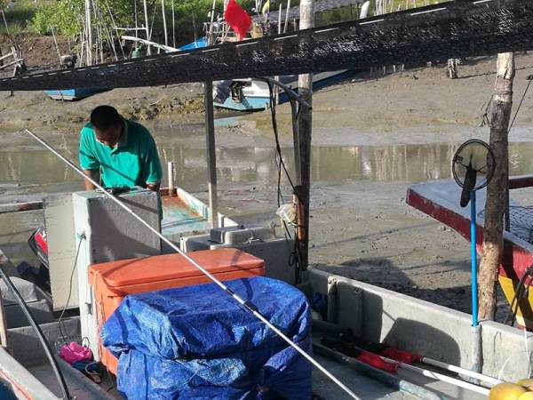 Nelayan melakukan persiapan turun ke laut.